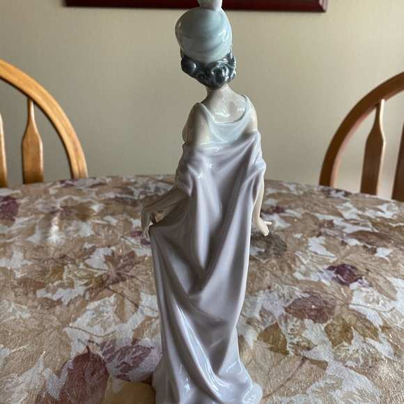 RETIRED 1998 ‘TALK OF THE TOWN LLADRO’ PORCELAIN FIGURINE-Item#01005788 - Picture 10 of 14